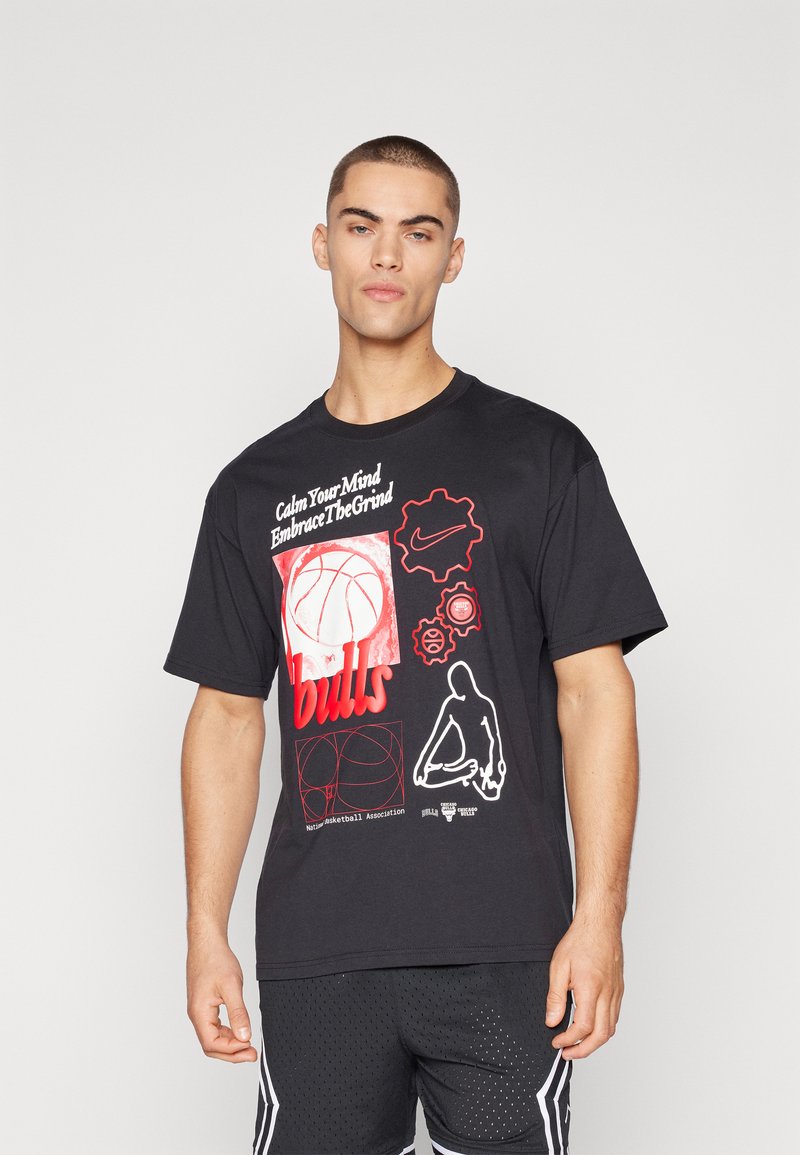 Camiseta de algodón negra con un estampado gráfico que incluye un balón de baloncesto, texto y formas abstractas en rojo y blanco. Corte relajado.
