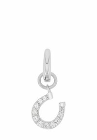 Srebrny wisiorek w kształcie zakrzywionej podkowy, z przezroczystymi okrągłymi kamieniami osadzonymi po jednej stronie oraz prostym zawieszeniem w postaci kółka.