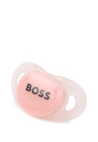 Πλαστική πιπίλα σε ανοιχτό ροζ, με διάφανο ασπίδιο και κυκλικό θόλο που έχει εκτυπωμένο το "BOSS" σε μαύρο χρώμα. Σχεδιασμένη με δύο πλευρικές λαβές.