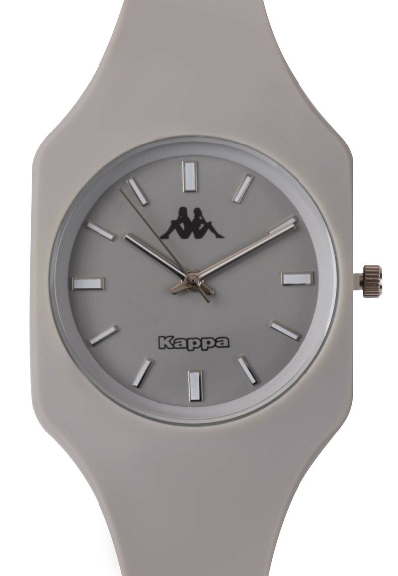 Reloj Kappa con correa de silicona gris, esfera redonda, marcadores de hora plateados y un logo negro de dos figuras sentadas en la carátula.