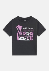 T-shirt nera in cotone con un design tropicale rosa che presenta palme, fiori di hibiscus e tavole da surf. Tessuto morbido, stile collo rotondo.