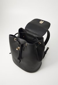 Schwarze Leder-Eimer-Tasche mit Zugverschluss, goldenen Hardware und glatter Textur. Der offene Oberteil zeigt das Innenfach.