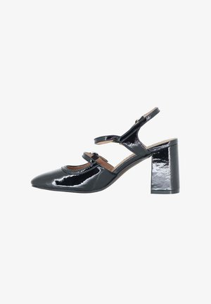 Scarpa slingback in vernice nera con punta affusolata, due sottili cinturini sul collo del piede e un tacco spesso e lucido.