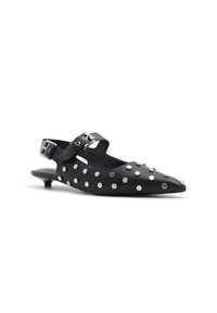 Escarpin noir à talon bas avec un bout pointu, accents en clous argentés, et une bride à boucle réglable. Il présente une texture en cuir lisse.