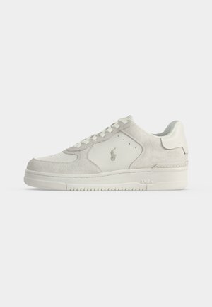 Baskets basses blanches et gris clair avec panneaux en suède et cuir, fermeture à lacets à l'avant et logo Polo sur le côté et la semelle.