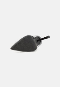 Pantof black cu toc înalt, cu vârful ascuțit și talpă texturată, având un design elegant și finisaj lucios pe materialul superior.