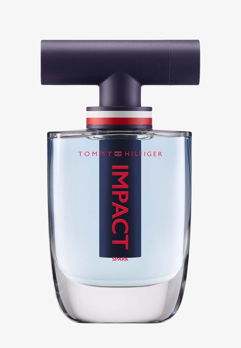 Tommy Hilfiger Impact Parfüm in einer klaren Glasflasche. Merkmale einen blauen zylindrischen Deckel mit roten und weißen Akzenten. Glattes, modernes Design.