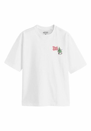 Weißes Baumwoll-T-Shirt mit kurzen Ärmeln, das ein rotes und grünes Grafikmotiv eines Weihnachtsbaums sowie den Text "Deck the Halls" in Rot zeigt.