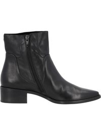 Bota de tornozelo em couro preto com bico pontudo, fecho lateral e um salto bloco baixo. Apresenta textura suave e design minimalista.