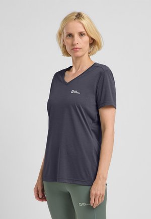 T-shirt grigio scuro con scollo a V e maniche corte, realizzato in materiale leggero, con un piccolo logo sul petto. Texture liscia.