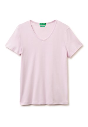 Hellrosa kurzärmliges V-Ausschnitt-T-Shirt mit einem grünen "United Colors of Benetton"-Etikett am Kragen auf weißem Hintergrund.