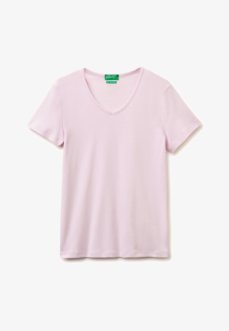 T-shirt rose clair à manches courtes avec col en V et étiquette verte "United Colors of Benetton" à l'intérieur du col sur un fond blanc.