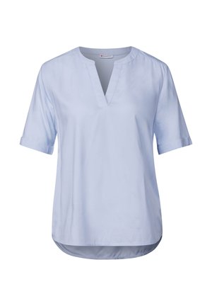 Helles blaues Kurzarm-Bluse mit V-Ausschnitt, entspannter Schnitt und aufgerollten Ärmeln. Glatte Textur mit geradem Saum.