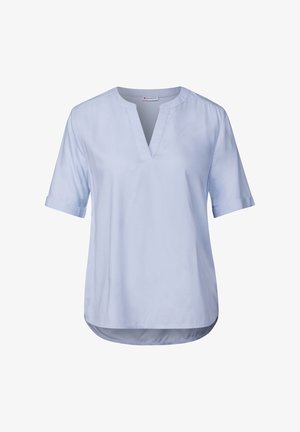 Jasnoniebieska bluzka z krótkim rękawem w serek, charakteryzująca się luźnym krojem i podwiniętymi mankietami. Gładka faktura z prostym dołem.