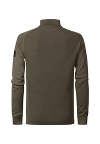 Olivgrüner Strickpullover mit hohem Kragen, gerippter Textur und schmaler Passform. Mit einem schwarzen Stoffetikett am linken Ärmel.