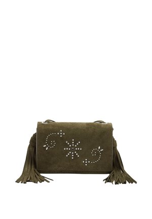 Zielona oliwkowa torba na ramię zamszowa z srebrnymi, kwiatowymi ćwiekami i długimi chwostami po obu stronach.
