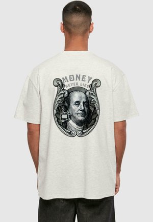 Kortærmet, lysegrå t-shirt med et sort-hvidt grafik af en historisk figur, med teksten "PENGE LØG IKKE" ovenfor.