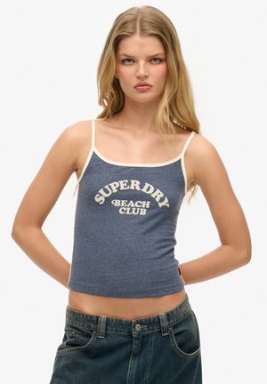 Blauwe katoenen tanktop met crème schouderbanden, voorzien van een retro lettertype met de opdruk "SUPERDRY BEACH CLUB" in het midden. Aansluitend ontwerp, casual stijl.
