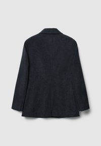 Dunkelblaue Cordjacke mit Reverskragen, langen Ärmeln und geradem Schnitt. Strukturiertes Gewebe mit glatter Oberfläche, keine sichtbaren Beschläge.