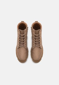 Bottines en daim marron avec un design à lacets, col rembourré et fermeture éclair latérale, avec un dessus texturé et une semelle en caoutchouc.