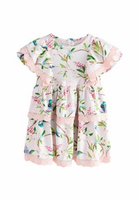 Rochie florală cu o bază roz deschis, mâneci volănașe, dantelă decorativă și un design stratificat care prezintă modele colorate de păsări și flori.