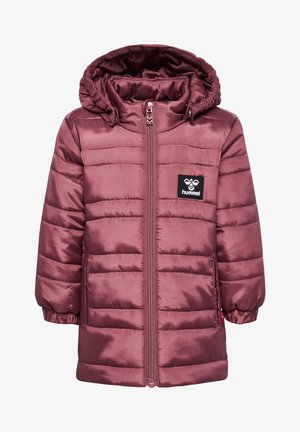 Veste matelassée bordeaux avec capuche, texture matelassée, fermeture éclair à l'avant, poignets élastiques et un patch de marque noir sur la poitrine. Légère et isolante.