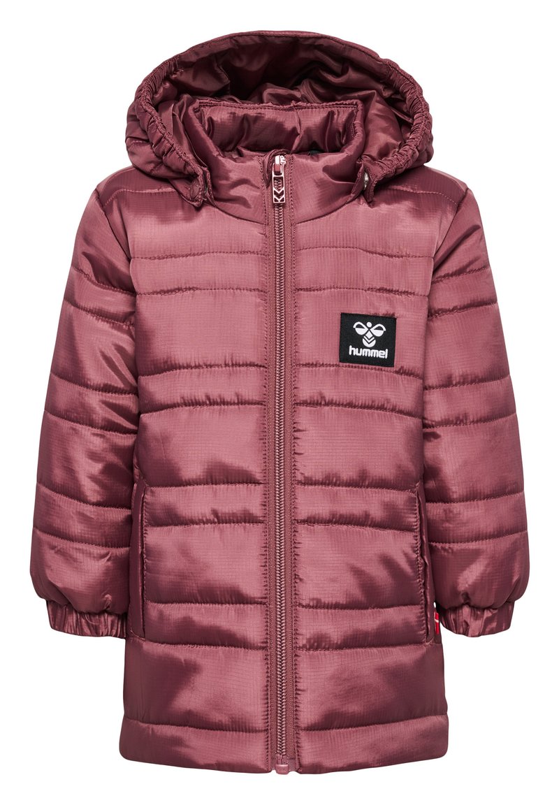Bordowa kurtka puchowa z kapturem, pikowana tekstura, zamek z przodu, elastyczne mankiety i czarna łatka z logo na klatce piersiowej. Lekka i dobrze izolująca.