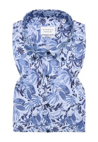 Korte mouw shirt van lichtblauwe stof met een bloemmotief in marineblauw en blauwtinten, met een button-down kraag en zwarte knopen.