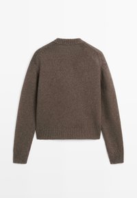 Bruine gebreide trui met een ronde halslijn, geribde manchetten en een iets cropped fit. Textuurstof met een zachte, warme uitstraling.