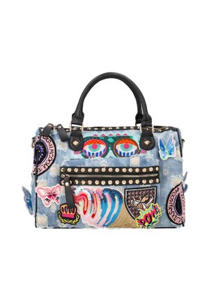 Farmer anyagú kézitáska fekete fogantyúkkal, színes hímzett felvarrókkal, amelyek között szemek, pillangók, hullámok és a „POW" felirat található, valamint arany szegecsek.