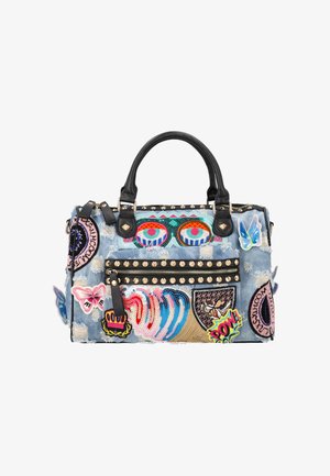 Denim handtas met zwarte handvatten, kleurrijke geborduurde patches met ogen, vlinders, golven en de tekst "POW", en gouden stud-accenten.