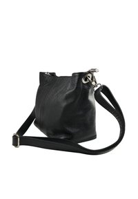 Zwarte leren emmer tas met een gestructureerd oppervlak, zilveren hardware en verstelbare schouderband; ronde basis en een licht kreukelige uitstraling.