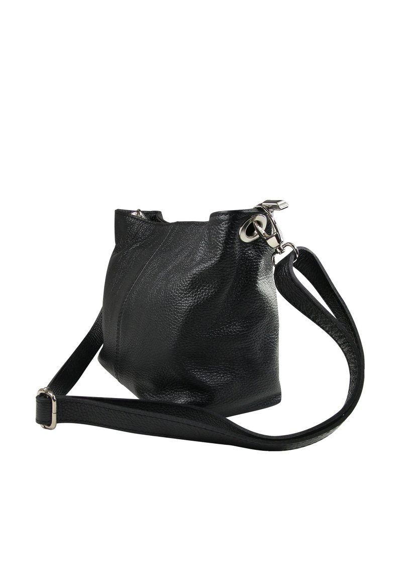 Zwarte leren emmer tas met een gestructureerd oppervlak, zilveren hardware en verstelbare schouderband; ronde basis en een licht kreukelige uitstraling.