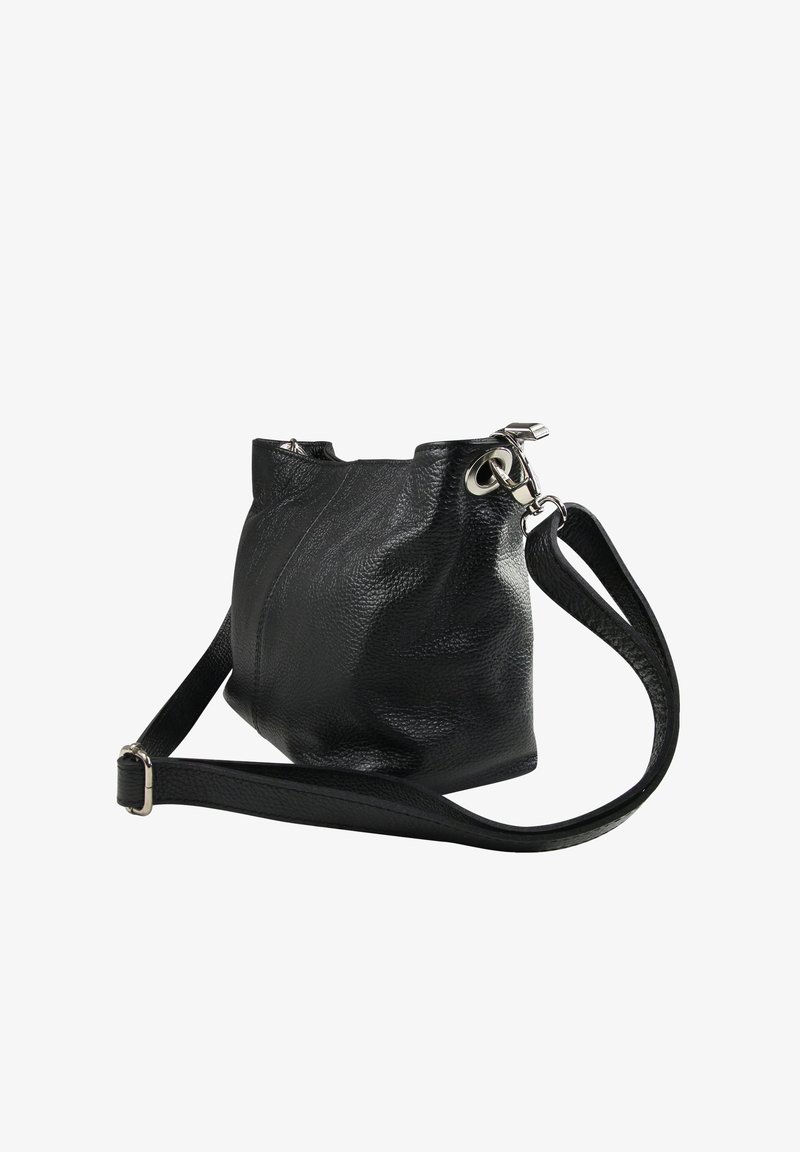 Zwarte leren emmer tas met een gestructureerd oppervlak, zilveren hardware en verstelbare schouderband; ronde basis en een licht kreukelige uitstraling.