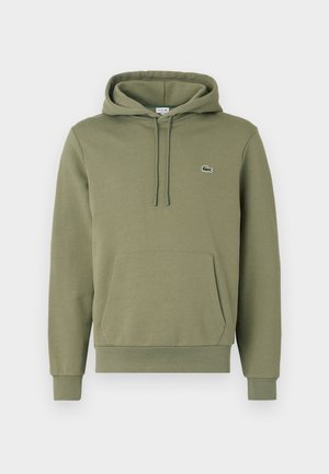Olijfgroene hoodie van een katoenmix. Voorzien van een kangoeroezak, een verstelbare capuchon en een klein geborduurd logo op de borst.