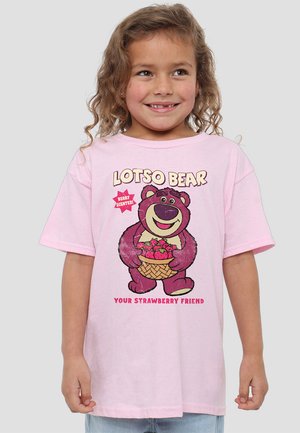 Helles pinkes T-Shirt mit einem Grafikdesign eines lila Bären, der einen Korb mit Erdbeeren hält, mit dem Text "LOTso BEAR" und "DEINER ERDBEER-FREUND."