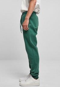 Starter ESSENTIAL  - Pantalones deportivos - darkfreshgreen