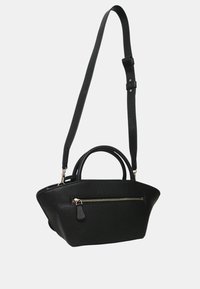 Borsa nera con forma strutturata, materiale dalla texture liscia, doppio manico e tracolla rimovibile. Presenta una tasca anteriore con zip.