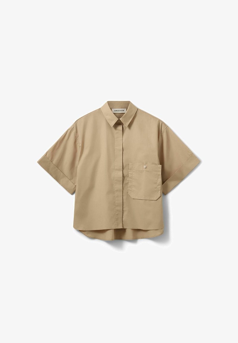 Chemise beige à manches courtes avec boutons, poche poitrine avant, col classique et ourlet légèrement incurvé, étalée à plat sur un fond blanc.