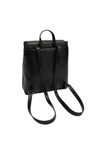 Czarny skórzany plecak w prostokątnym kształcie z zwijanym dnem, regulowanymi ramiączkami, gładką fakturą i minimalistycznym stylem.