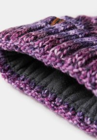 Czapka dziana z teksturowanej fioletowej przędzy z odcieniami różu i fioletu, podszyta miękką szarą tkaniną. Uzupełniona małą brązową metką.