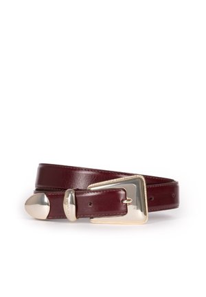 Bordeaux leren riem met een vierkante gesp in goudkleur en een afgeronde punt. Gladde textuur met zichtbare stiksels en verstelbare gaatjes.