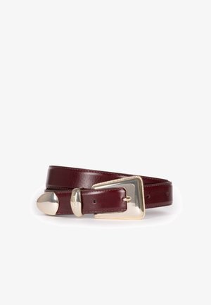 Cintura in pelle bordeaux con fibbia quadrata dorata e estremità arrotondata. Texture liscia con cuciture visibili e fori regolabili.