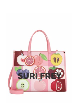 Borsa rosa con illustrazioni di frutti colorati, testo nero "SURIFREY" e un ciondolo rotondo a forma di agrume appeso a un manico.