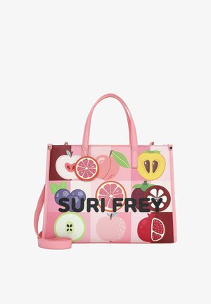 Rosa Handtasche mit bunten Fruchtillustrationen, schwarzem "SURIFREY"-Text und einem runden Zitrus-Anhänger, der an einem Griff hängt.