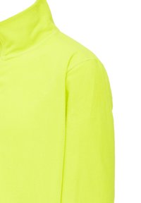 Maglione in pile giallo brillante con colletto alto e texture morbida. Presenta una cucitura lungo le spalle e l'area del collo.