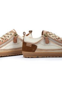 Baskets en cuir crème et marron, dotées d'un panneau de talon en suede texturé, de lacets beiges, d'une fermeture éclair latérale avec une languette en cuir et d'une semelle en caoutchouc.