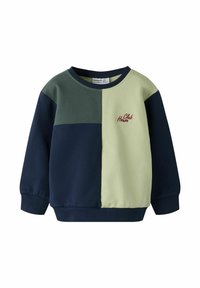 Fargablokkert genser i marineblå, grønn og lys gul. Har ribbede mansjetter og krage med brodert "Club House" i rødt.