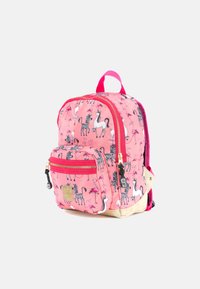Roze rugzak met een zebra- en flamingopatroon. Beschikt over een voorvak met ritssluiting, een beige basis en een handvat aan de bovenkant om te dragen.