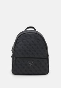 Zaino nero con un motivo tessurizzato, tasca frontale con zip, manico superiore e etichetta con logo in basso. Forma arrotondata con spallacci regolabili.